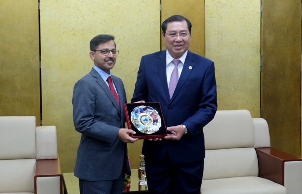 Chủ tịch Huỳnh Đức Thơ (bên phải) trao quà lưu niệm cho Ngài Đại sứ  Pranay Verma