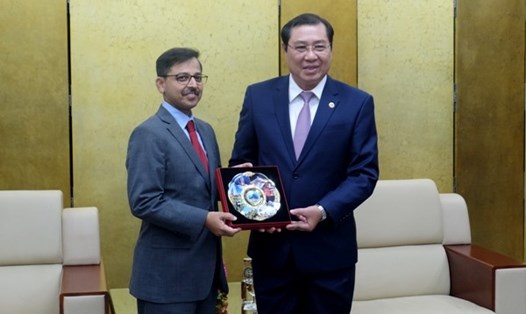 Chủ tịch Huỳnh Đức Thơ (bên phải) trao quà lưu niệm cho Ngài Đại sứ  Pranay Verma