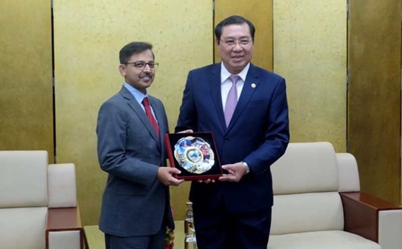 Chủ tịch Huỳnh Đức Thơ (bên phải) trao quà lưu niệm cho Ngài Đại sứ  Pranay Verma