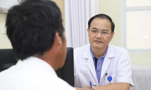 PGS.TS Trần Đình Thơ khám và tư vấn cho bệnh nhân. Ảnh: PV