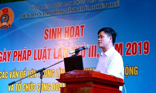 Ông Ngọ Duy Hiểu - Đại biểu Quốc hội, Phó Chủ tịch Tổng Liên đoàn Lao động Việt Nam báo cáo tại hội nghị. Ảnh: PĐ.