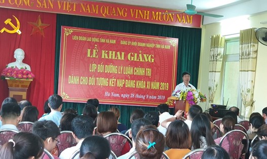 Đồng chí Trịnh Văn Bừng- Chủ tịch Liên đoàn Lao động tỉnh Hà Nam- phát biểu tại Lễ khai giảng.