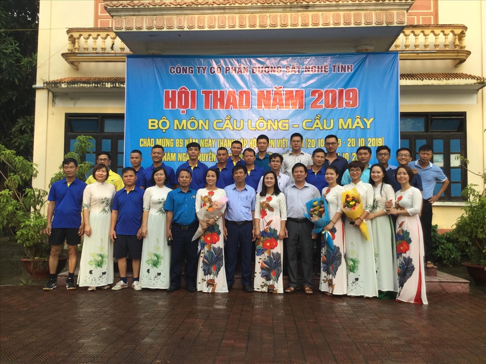 Các đồng chí lãnh đạo Đảng, chuyên môn, công đoàn công ty và các vận động viên dự Hội thao