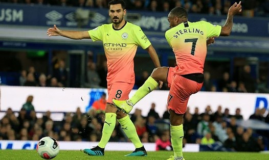 Sterling ghi bàn ấn định thắng lợi 3-1 cho Man City trước Everton. Ảnh: Getty Images.