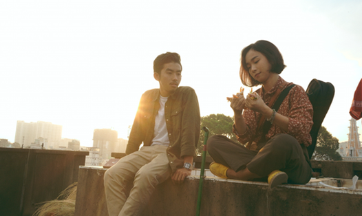 Bộ phim kể về hành trình của những người trẻ vật lộn, theo đuổi đam mê trên "vùng đất hứa" Sài Gòn.