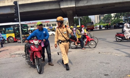 Lực lượng Cảnh sát giao thông - Công an Hà Nội kiểm tra một trường hợp vi phạm. Ảnh: PV
