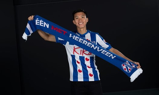 Văn Hậu đã chính thức ra mắt SC Heerenveen. Ảnh: Heerenveen