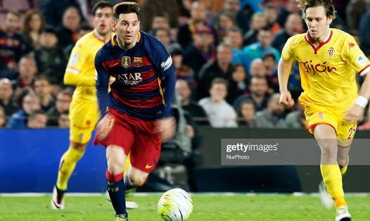 Alen Halilovic đối đầu với Lionel Messi khi đang khoác áo Sporting Gijon theo dạng cho mượn. Ảnh Getty