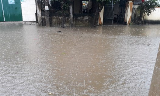 Mưa lớn gây ngập lụt nhiều  nơi tại thành phố Vinh. Ảnh: PV