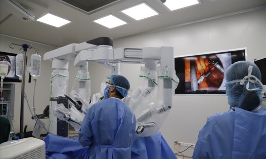 Bác sĩ phẫu thuật cho bệnh nhân bằng hệ thống robot nội soi. Ành: BSCC
