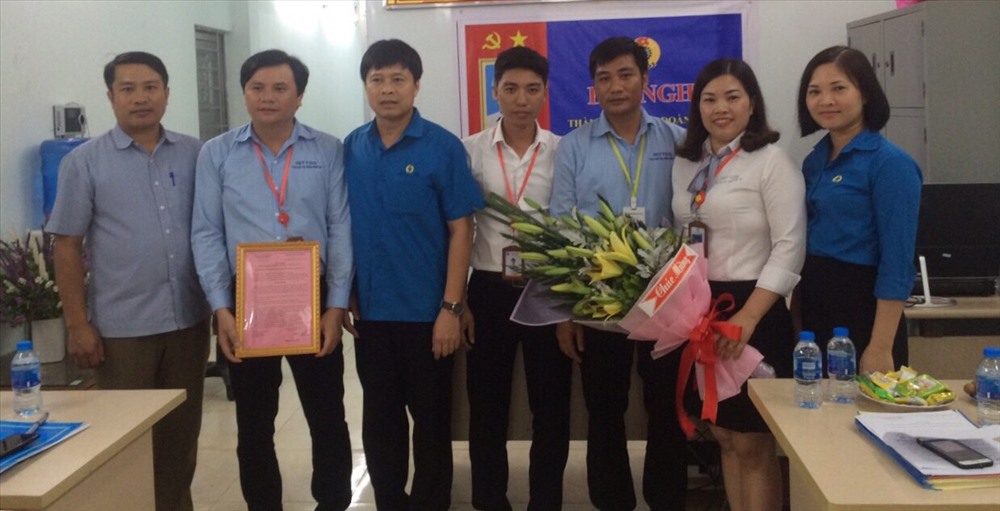 Đồng chí Hoàng Trọng Đông - Uỷ viên Ban Chấp hành Liên đoàn Lao động tỉnh - Chủ tịch Liên đoàn Lao động huyện trao quyết định cho chủ tịch công đoàn cơ sở Công ty TNHH SKT.