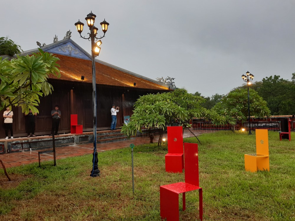 Đông Khuyết Đài nằm trong Quần thể Di tích Kinh thành Huế.