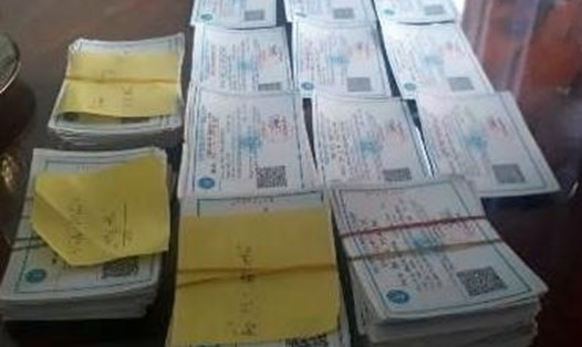 Hơn 500 thẻ bảo hiểm y tế cho người nghèo vẫn còn nằm yên tại xã Vĩnh Hậu, huyện Hòa Bình do không có người nhận (ảnh Nhật Hồ)