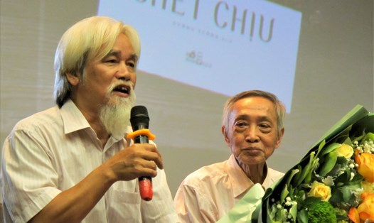 Dịch giả Dương Tường (bên phải, ảnh) và nhà phê bình văn học Phạm Xuân Nguyên tại buổi tọa đàm tối 3.9. Ảnh: L.Q.V