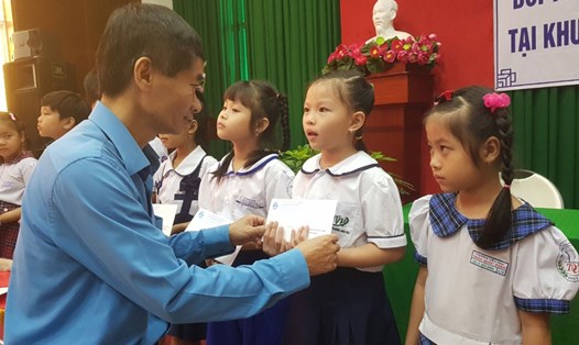 Phó Chủ tịch Tổng LĐLĐVN Trần Văn Thuật trao học bổng vượt khó học giỏi cho con CNLĐ. Ảnh: PV