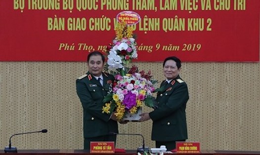 Đại tướng Ngô Xuân Lịch chúc mừng Trung tướng Phùng Sĩ Tấn được bổ nhiệm chức vụ Phó Tổng Tham mưu trưởng Quân đội nhân dân Việt Nam. Ảnh: Theo VGP.