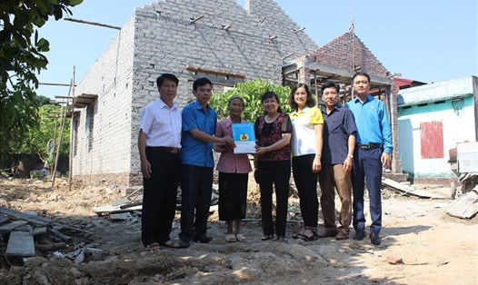 Các đồng chí lãnh đạo, nguyên lãnh đạo LĐLĐ tỉnh Bắc Giang, Liên đoàn Lao động huyện Lục Nam trao tiền hỗ trợ gia đình bà Lương Thị Bảy.