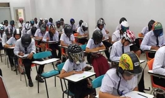 Sinh viên Thái Lan đội mũ bảo hiểm trong lớp học. Ảnh: AO.