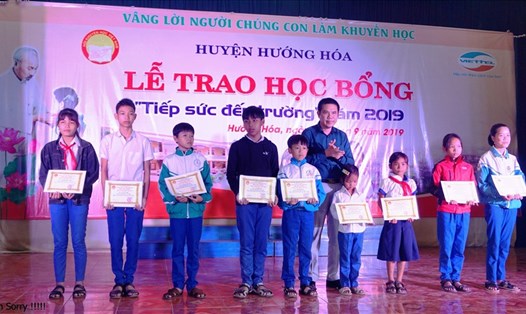 Nhà báo Lâm Chí Công - Trưởng VP Bắc Trung bộ trao học bổng Quỹ Tấm lòng Vàng cho học sinh. Ảnh: PV