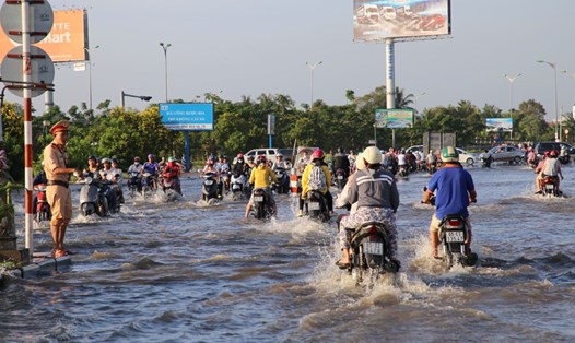 Ngập lụt tại TP.Cần Thơ (ảnh chụp sáng 29.9). Ảnh: HƯNG THƠ