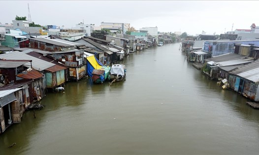 Cà Mau có hàng ngàn hộ dân sống ven sông có nguy cơ sạt lở nghiêm trọng. Ảnh Nhật Hồ.