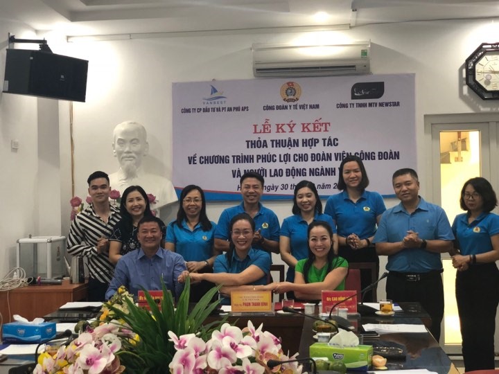 Đại diện Công đoàn Y tế Việt Nam ký thoả thuận hợp tác với Công ty CP Đầu tư và Phát triển An Phú APS và Công ty TNHH MTV Newstar về chương trình phúc lợi cho đoàn viên công đoàn và người lao động ngành y tế. Ảnh: Đ.P
