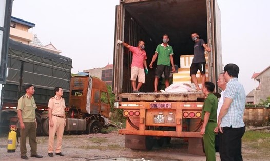 Lực lượng chức năng kiểm tra, thu giữ xe tải chở 6 tấn lòng lợn nhiễm dịch. Ảnh CTV