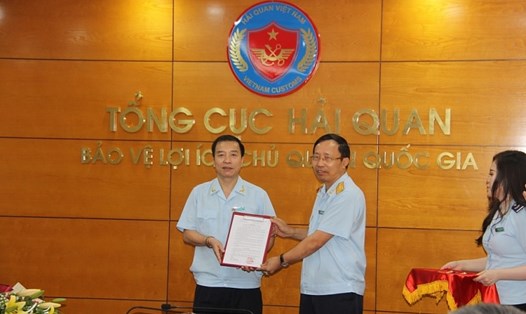 Tổng cục trưởng trao Quyết định bổ nhiệm đối với ông Nguyễn Hùng Anh. Ảnh: T.Bình.