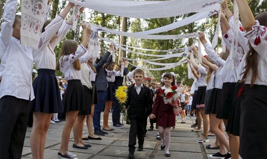 Màn chào đón học sinh lớp một trong lễ khai giảng tại Kiev, Ukraina. Ảnh: Reuters.