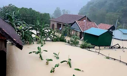 Nhà dân ở xã Tân Hóa, huyện Minh Hóa nước ngập sâu. Ảnh: CTV