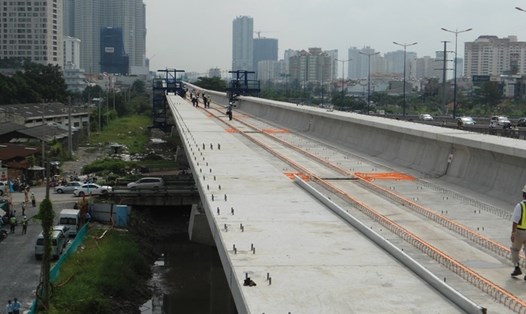 2 tuyến đường sắt trên cao ở Hà Nội chậm tiến độ, giờ đến lượt 2 tuyến metro thành phố Hồ Chí Minh cũng lại chậm tiến độ không rõ ngày về đích. Ảnh MQ.