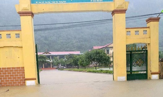 Nhiều trường học bị ngập lụt khiến học sinh không thể đến trường. Ảnh: CTV