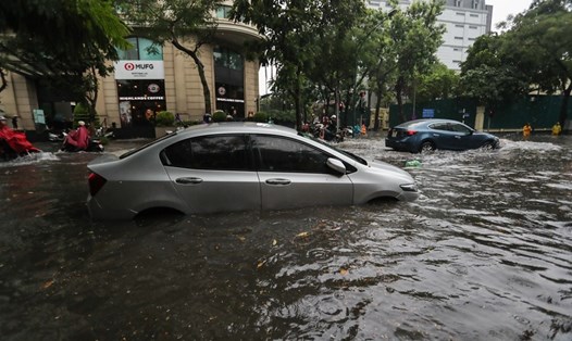 Mưa lớn gây ngập lụt trên phố Lý Thường Kiệt - Phan Bội Châu (Hà Nội). Ảnh: SƠN TÙNG