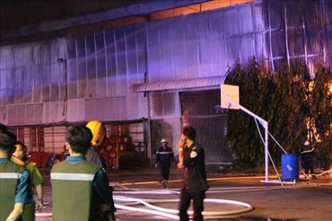 Vụ hỏa hoạn xảy ra ở nhà xuổng rộng hơn 1.000m² trong đêm.