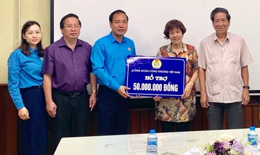 Đồng chí Trần Quang Huy, Ủy viên Đoàn Chủ tịch Tổng Liên đoàn Lao động Việt Nam, Chủ tịch Công đoàn Công thương Việt Nam (thứ 3 từ trái qua) trao tiền hỗ trợ tới đại diện Công ty.