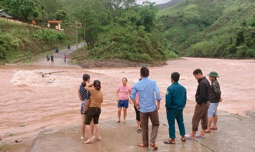Mưa lớn gây ngập cầu, khiến giáo viên Trường TH và THCS A Vao (huyện Đakrông, tỉnh Quảng Trị) không đến được trường. Ảnh: TH