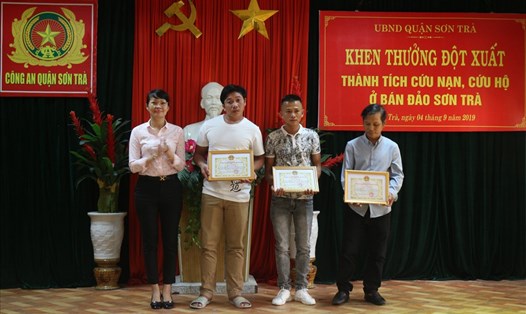 Bà Nguyễn Thị Thanh Tâm (ngoài cùng bên trái) - Chủ tịch UBND quận Sơn Trà trao tặng bằng khen cho các cá nhân. Ảnh: H.V