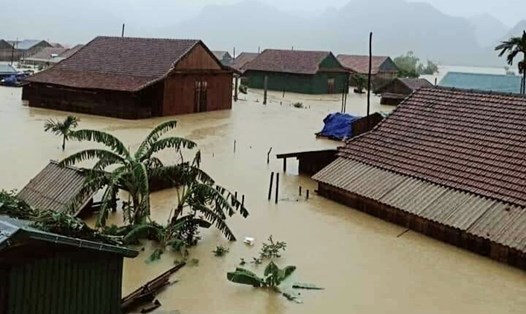 Nhà dân tại huyện Minh Hóa bị cô lập và ngập sâu. Ảnh: CTV
