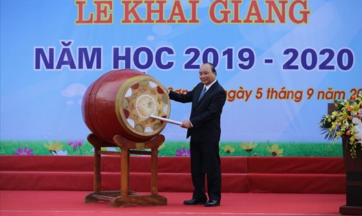 Thủ tướng Chính phủ Nguyễn Xuân Phúc đánh trống khai giảng tại Trường Trung học phổ thông Sơn Tây (Hà Nội).