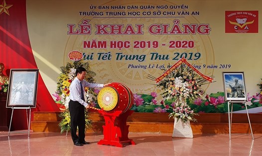 Ông Võ Văn Thưởng đánh trống khai giảng năm học mới 2018-2019 tại Hải Phòng. Ảnh L.H