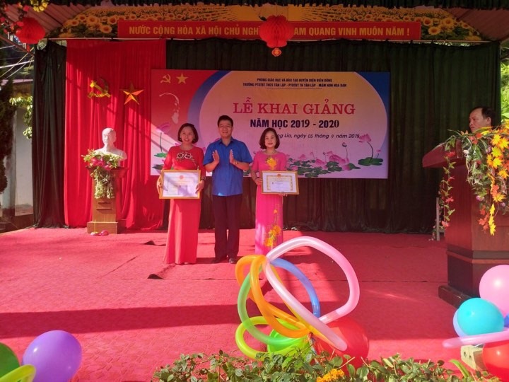 Đồng chí Lê thanh Hà - Chủ tịch LĐLĐ tỉnh trao Bằng khen cho các cá nhân có thành tích xuất sắc trong năm học 2018-2019. Ảnh: Văn Chủ