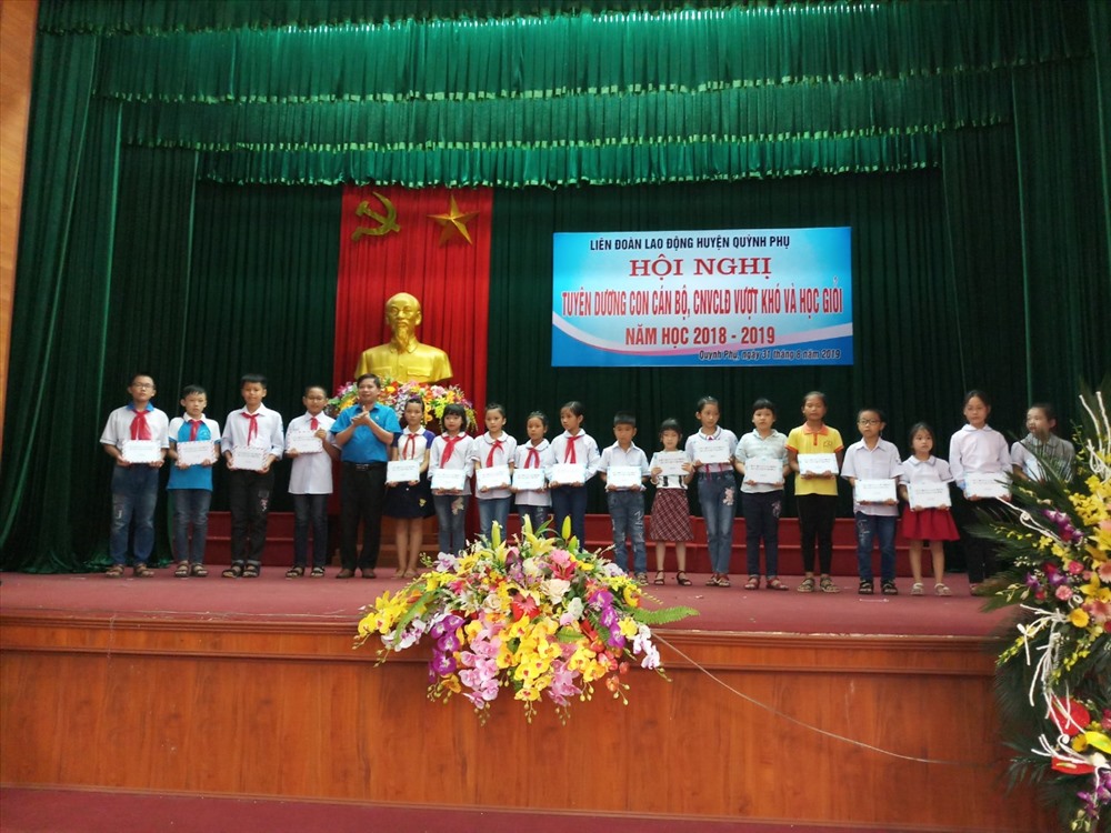 Đồng chí Trần Văn Toản – Phó Chủ tịch LĐLĐ tỉnh trao quà cho các cháu. Ảnh: B.Mạnh