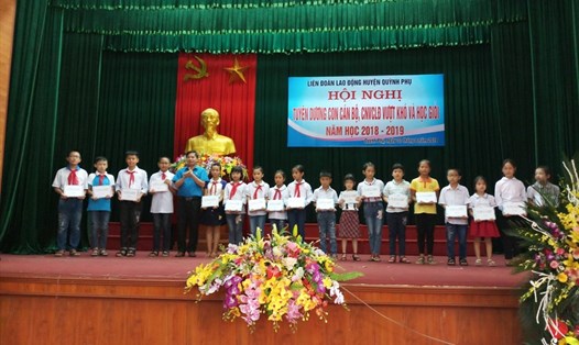 Đồng chí Trần Văn Toản – Phó Chủ tịch LĐLĐ tỉnh trao quà cho các cháu. Ảnh: B.Mạnh