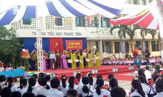 Sân trường tiểu học Phước Tiến (T.p Nha Trang, Khánh Hòa) ngày khai giảng rợp bóng cờ tổ quốc.Ảnh:P.L