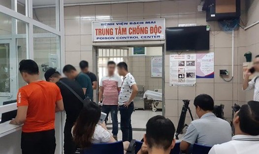 Sau vụ hỏa hoạn tại Công ty Rạng Đông, nhiều người đến xét nghiệm thủy ngân tại Trung tâm Chống độc- Bệnh viện Bạch Mai. Ảnh: BVCC