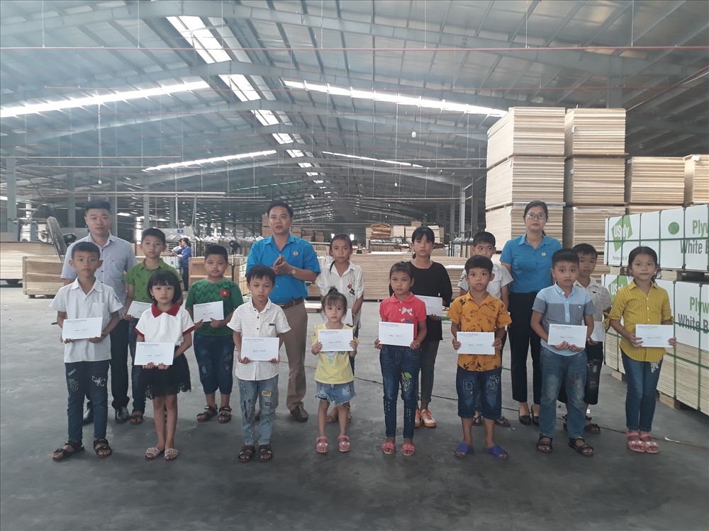 Lãnh đạo Liên đoàn Lao động tỉnh Bắc Kạn trao học bổng cho các em học sinh là con công nhân lao động có hoàn cảnh khó khăn vươn lên đạt thành tích trong học tập.