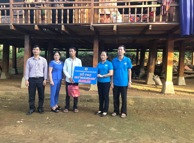 Đồng chí Lầu Thị Thanh Hương trao “Mái ấm Công đoàn” cho gia đình đồng chí Lò Văn Thoát – CĐCS Trường THCS Mường Thín. Ảnh: Q.Nam