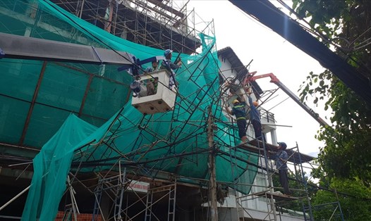 Giàn giáo công trình xây dựng tại quận Tân Phú bị mưa gió kéo đổ. Ảnh: T.H