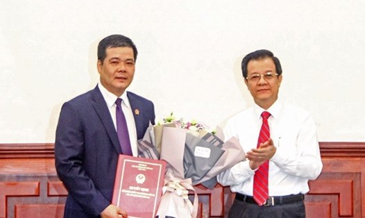Phó Chánh án Tòa án nhân dân tối cao Lê Hồng Quang trao quyết định và chúc mừng ông Thân Quốc Hùng.