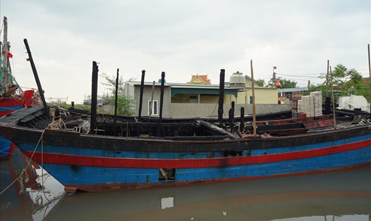 Tàu cá của ngư dân Quỳnh Lưu (Nghệ An) bị cháy trên biển. Ảnh minh họa.